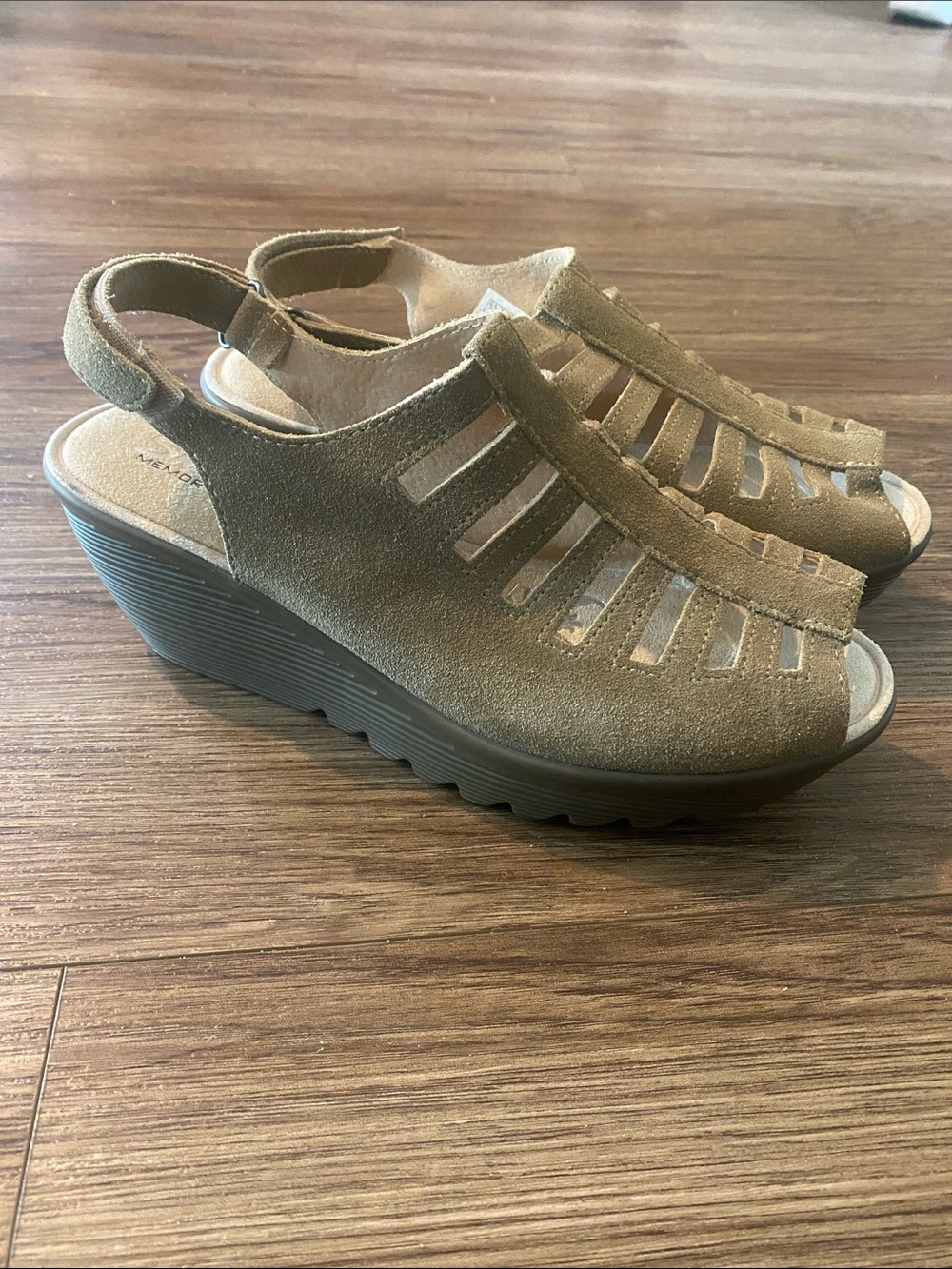 NEW! Skechers Parallel-Trapezoid beige suede slingback wedge sandals. Size 9